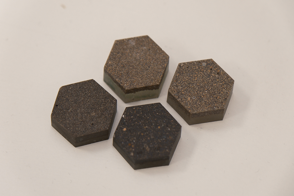 Зафиксированные в эпоксидной смоле порошки адсорбента.jpg